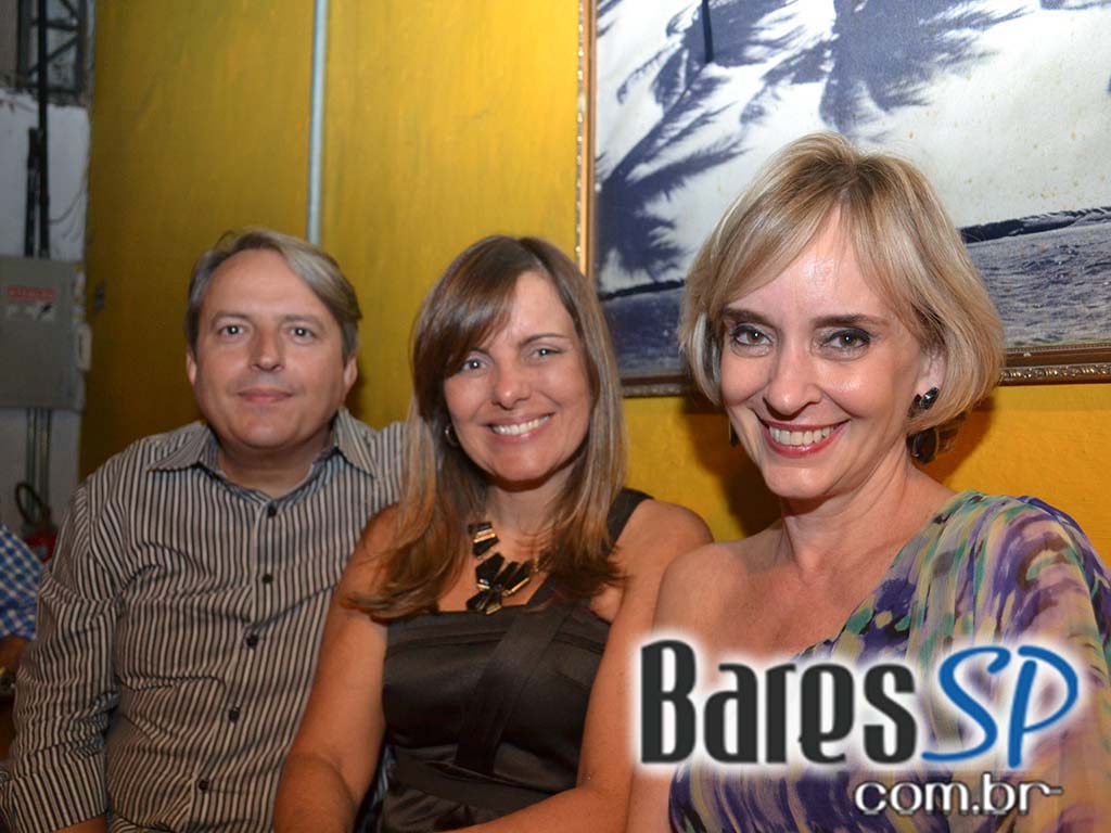 Dona Duda, Augusto Swing e integrantes de outros grupos se apresentaram em noite de samba-rock Dona Duda, Augusto Swing e integrantes de outros grupos se apresentaram em noite de samba-rock